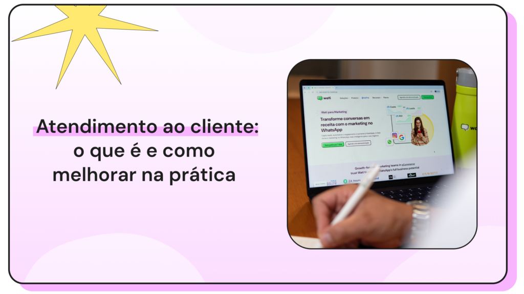 Capa em tom lilás com o título “Atendimento ao cliente: o que é e como melhorar na prática” ao lado de uma foto de notebook com o site da Wati aberto.
